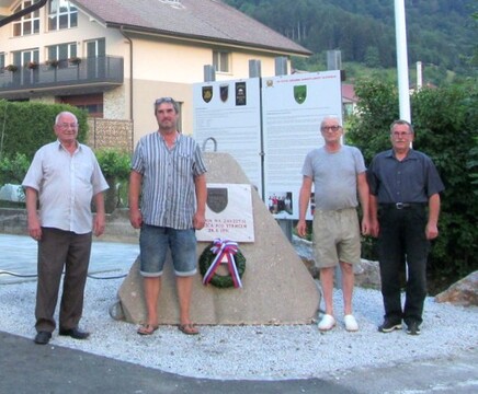 Predstavniki O ZZVS Vrhnika - Borovnica pred spominskim obeležjem vojne za Slovenijo na Brezovici pri Borovnici