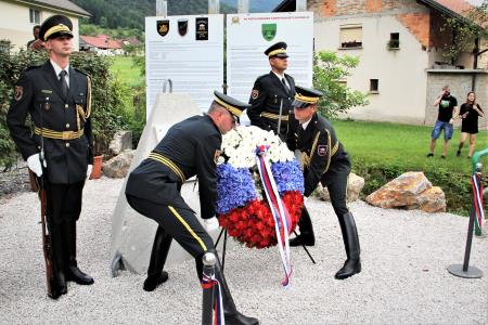 Polaganje venca ob spominsko obeležje vojna za Slovenijo _ Brezovica pri Borovnici